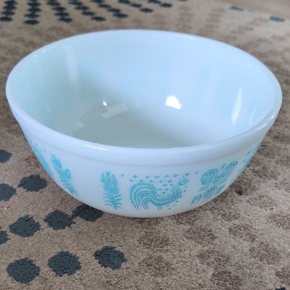 Vintage Pyrex White Bowl with Blue Rooster Design Trade Mark 17 - Picture 1 of 3